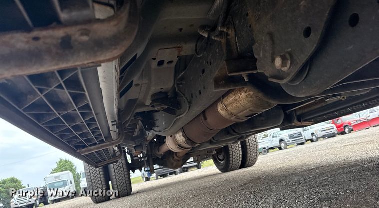 image for item NU9609 2012 Ford F350 Super Duty Crew Cab flatbed pickup truck