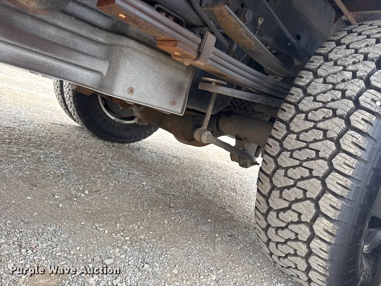 image for item NU9609 2012 Ford F350 Super Duty Crew Cab flatbed pickup truck