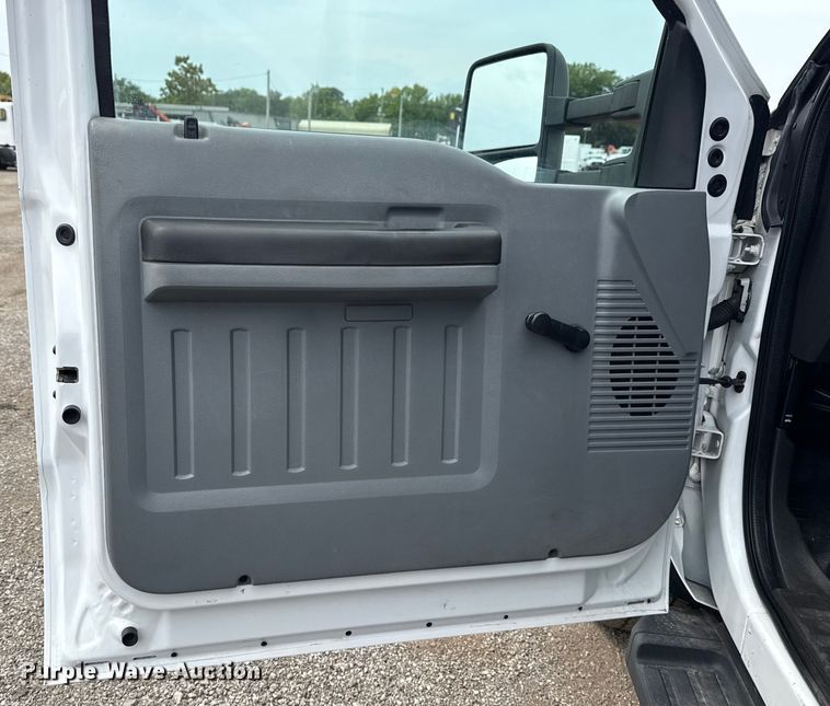 image for item NU9609 2012 Ford F350 Super Duty Crew Cab flatbed pickup truck