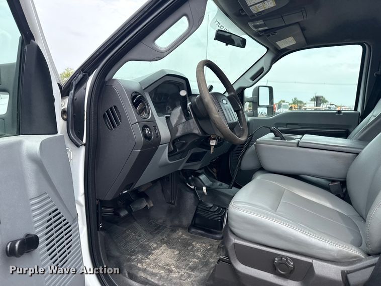 image for item NU9609 2012 Ford F350 Super Duty Crew Cab flatbed pickup truck