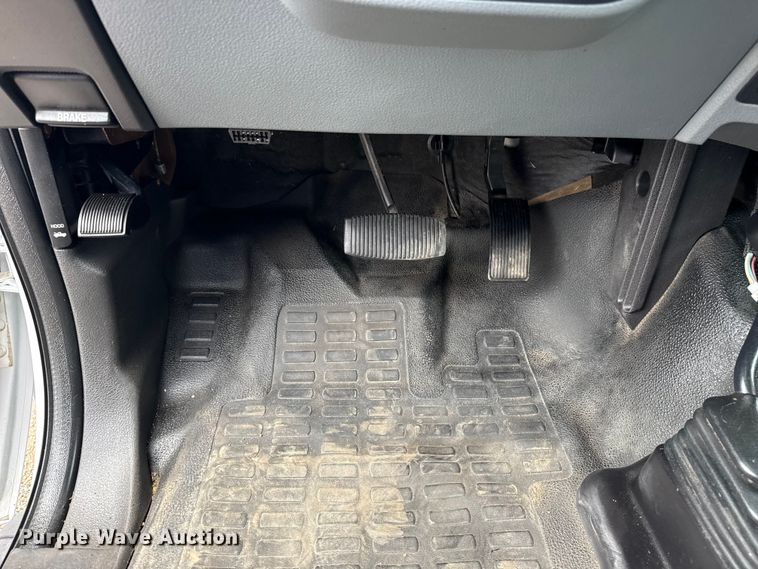 image for item NU9609 2012 Ford F350 Super Duty Crew Cab flatbed pickup truck