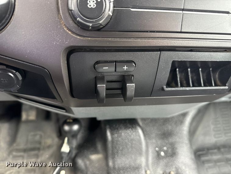 image for item NU9609 2012 Ford F350 Super Duty Crew Cab flatbed pickup truck