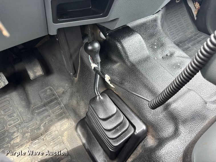 image for item NU9609 2012 Ford F350 Super Duty Crew Cab flatbed pickup truck