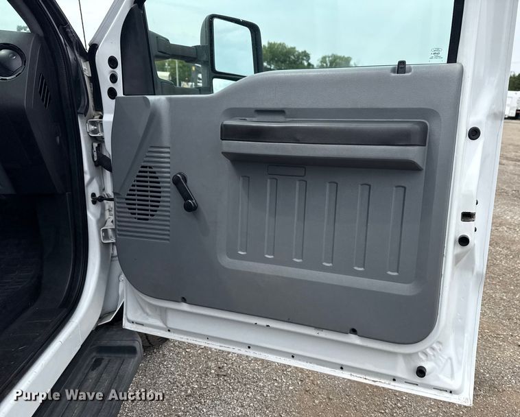 image for item NU9609 2012 Ford F350 Super Duty Crew Cab flatbed pickup truck