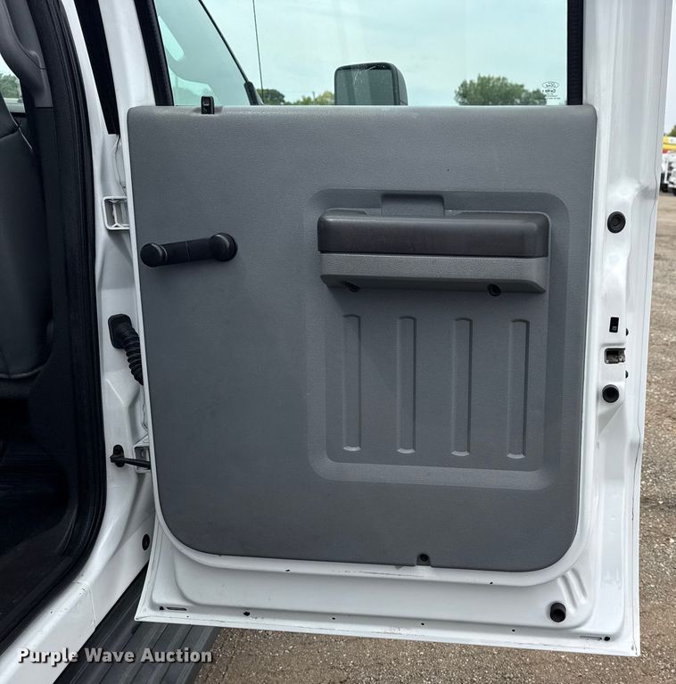 image for item NU9609 2012 Ford F350 Super Duty Crew Cab flatbed pickup truck