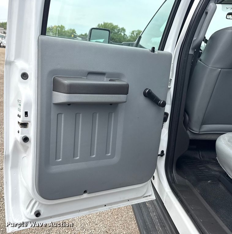 image for item NU9609 2012 Ford F350 Super Duty Crew Cab flatbed pickup truck