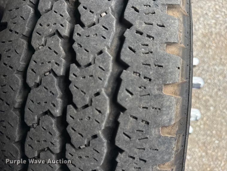 image for item NU9609 2012 Ford F350 Super Duty Crew Cab flatbed pickup truck