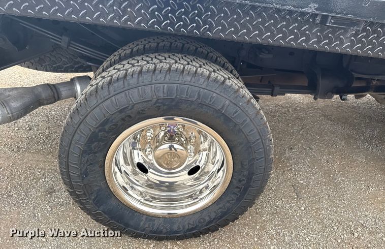 image for item NU9609 2012 Ford F350 Super Duty Crew Cab flatbed pickup truck