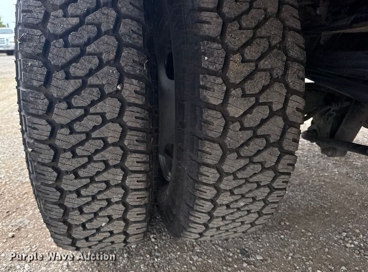 image for item NU9609 2012 Ford F350 Super Duty Crew Cab flatbed pickup truck