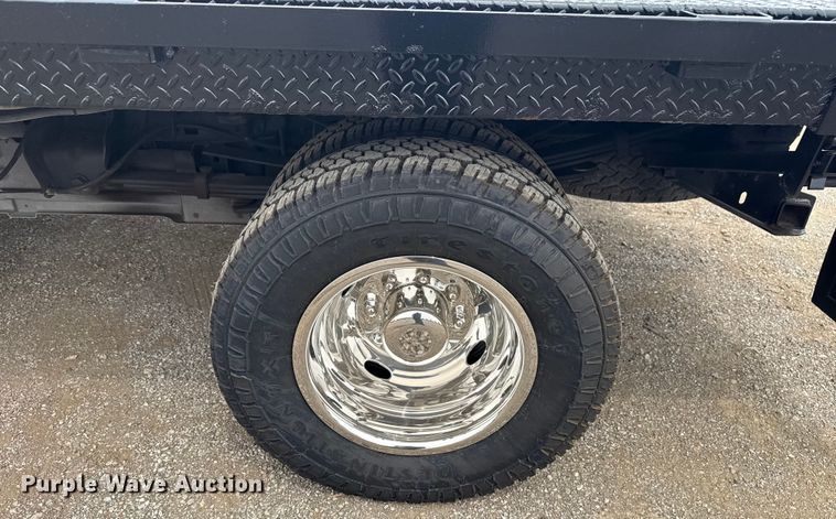 image for item NU9609 2012 Ford F350 Super Duty Crew Cab flatbed pickup truck