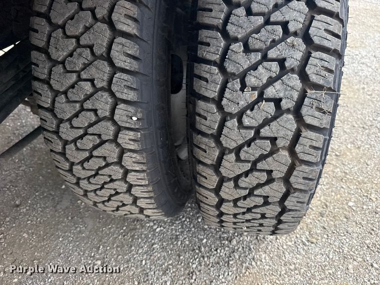 image for item NU9609 2012 Ford F350 Super Duty Crew Cab flatbed pickup truck