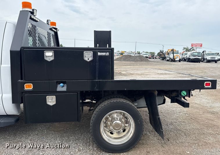 image for item NU9616 2016 Ford F550 Super Duty Crew Cab flatbed truck