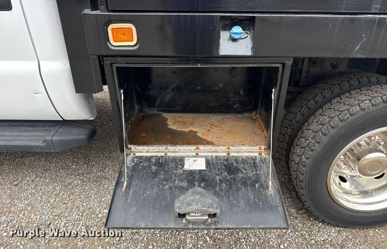 image for item NU9616 2016 Ford F550 Super Duty Crew Cab flatbed truck