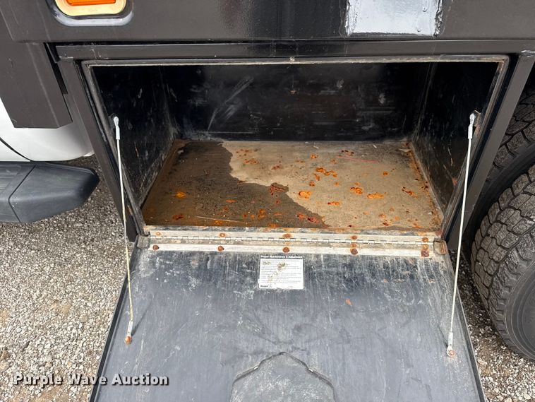 image for item NU9616 2016 Ford F550 Super Duty Crew Cab flatbed truck