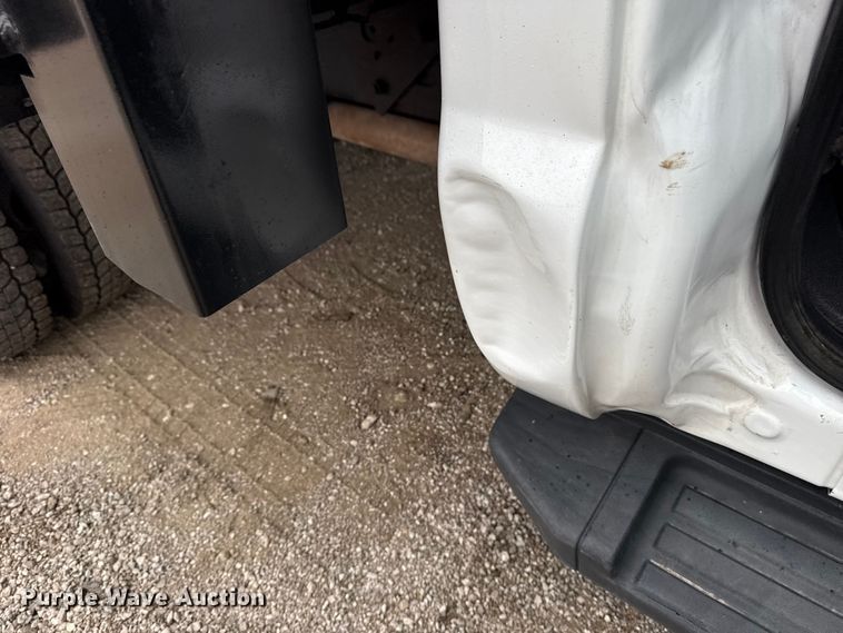 image for item NU9616 2016 Ford F550 Super Duty Crew Cab flatbed truck