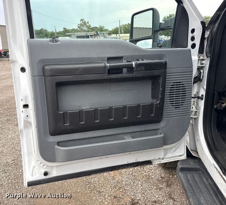 image for item NU9616 2016 Ford F550 Super Duty Crew Cab flatbed truck