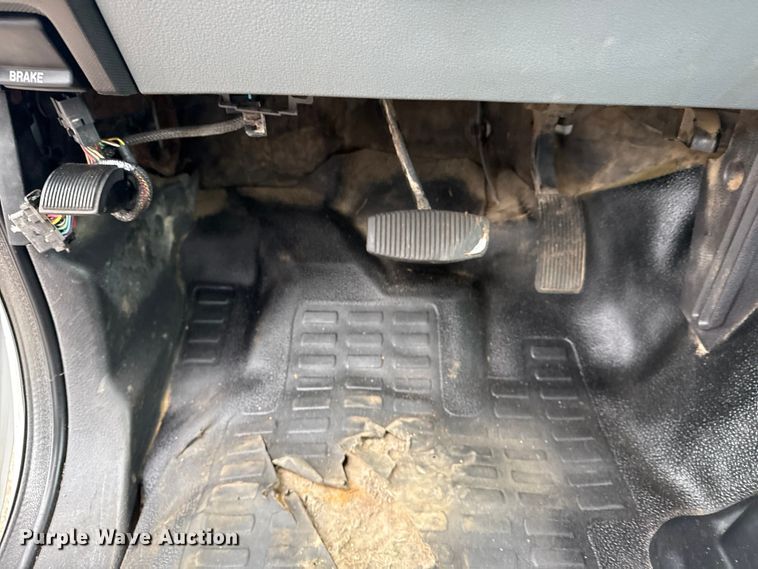 image for item NU9616 2016 Ford F550 Super Duty Crew Cab flatbed truck