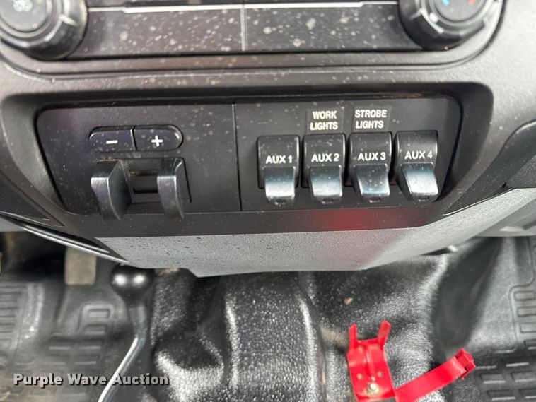 image for item NU9616 2016 Ford F550 Super Duty Crew Cab flatbed truck