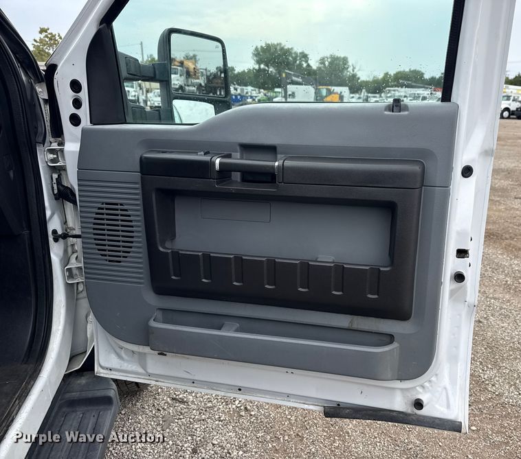 image for item NU9616 2016 Ford F550 Super Duty Crew Cab flatbed truck