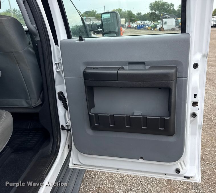 image for item NU9616 2016 Ford F550 Super Duty Crew Cab flatbed truck