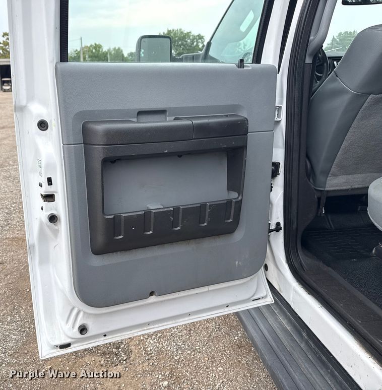 image for item NU9616 2016 Ford F550 Super Duty Crew Cab flatbed truck