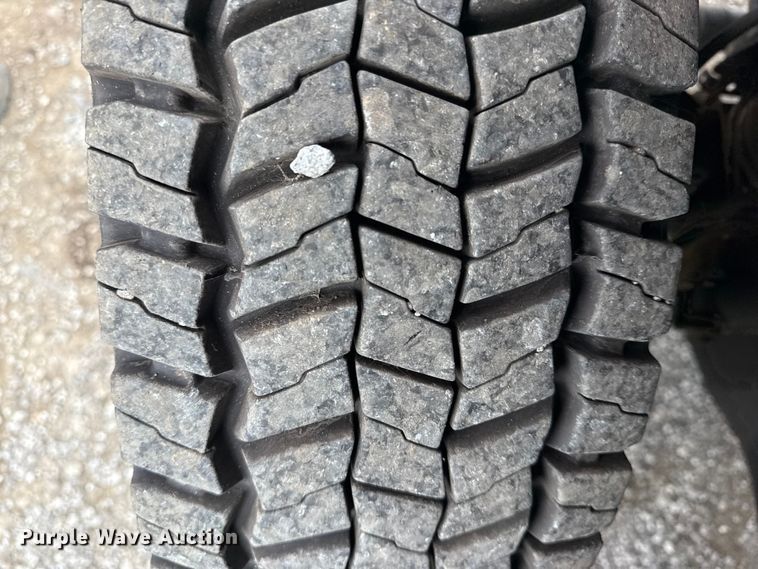 image for item NU9616 2016 Ford F550 Super Duty Crew Cab flatbed truck