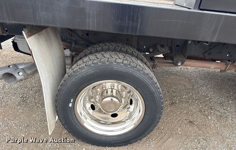 image for item NU9616 2016 Ford F550 Super Duty Crew Cab flatbed truck