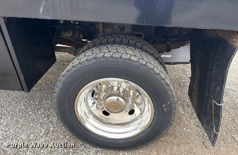 image for item NU9616 2016 Ford F550 Super Duty Crew Cab flatbed truck