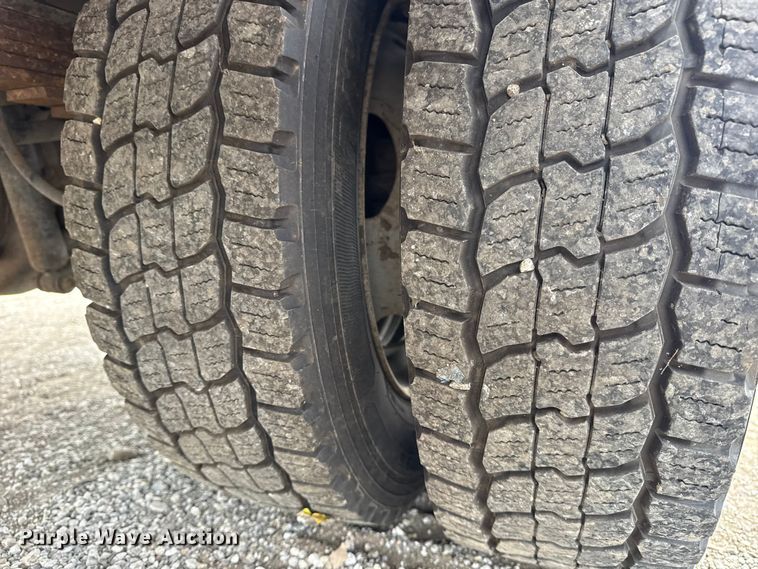 image for item NU9616 2016 Ford F550 Super Duty Crew Cab flatbed truck