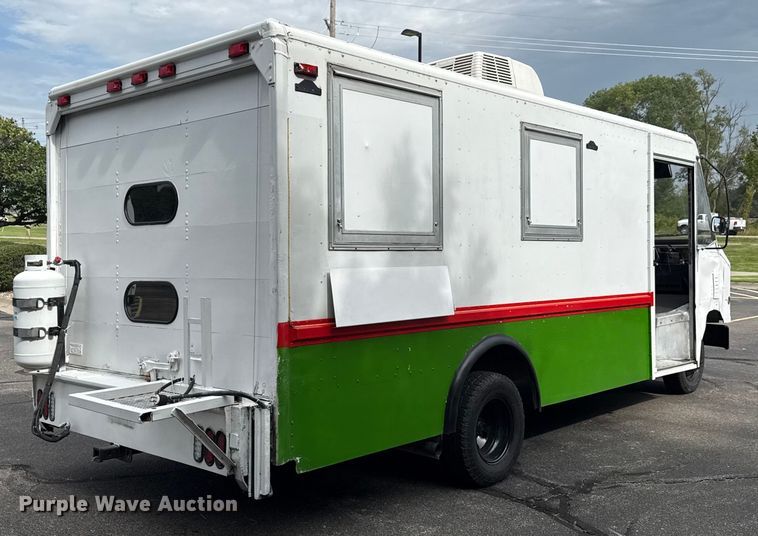 image for item OJ9929 2006 Ford E450 food truck