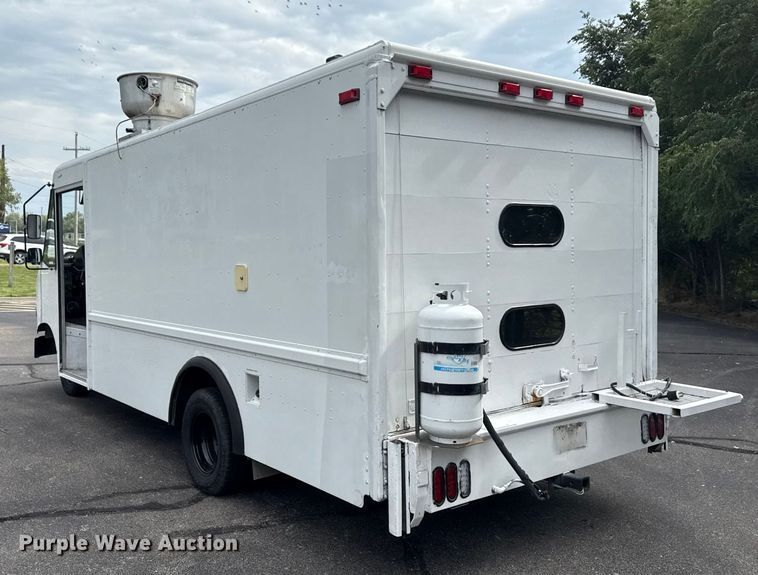 image for item OJ9929 2006 Ford E450 food truck