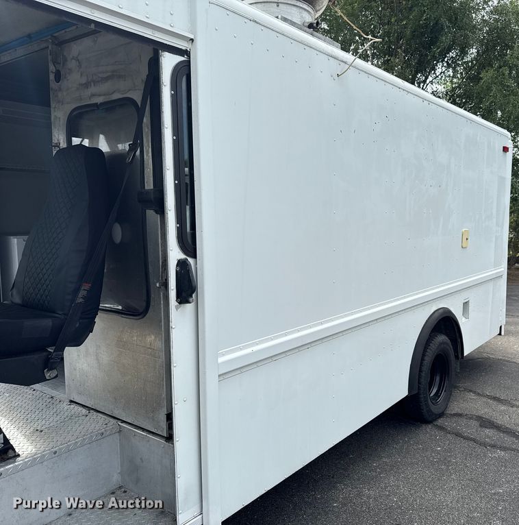 image for item OJ9929 2006 Ford E450 food truck