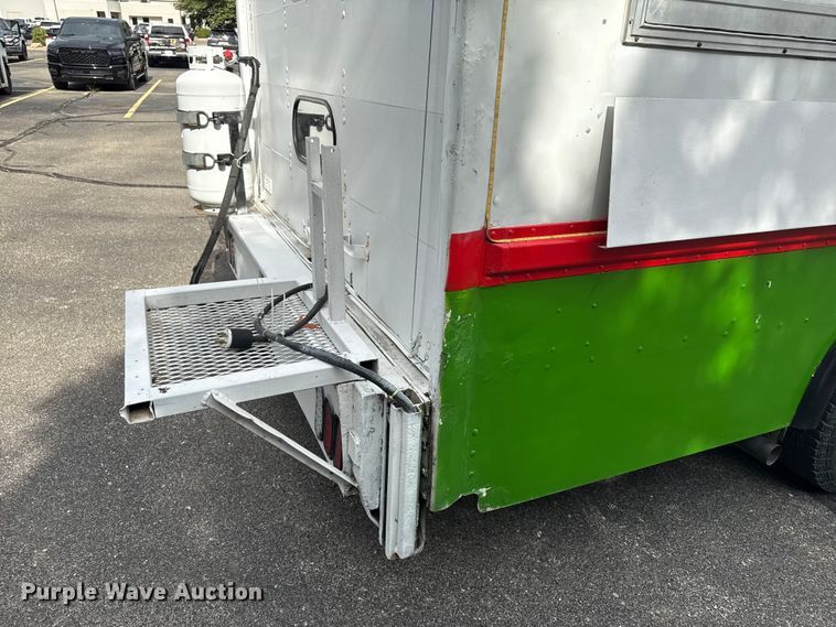 image for item OJ9929 2006 Ford E450 food truck