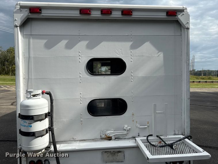 image for item OJ9929 2006 Ford E450 food truck
