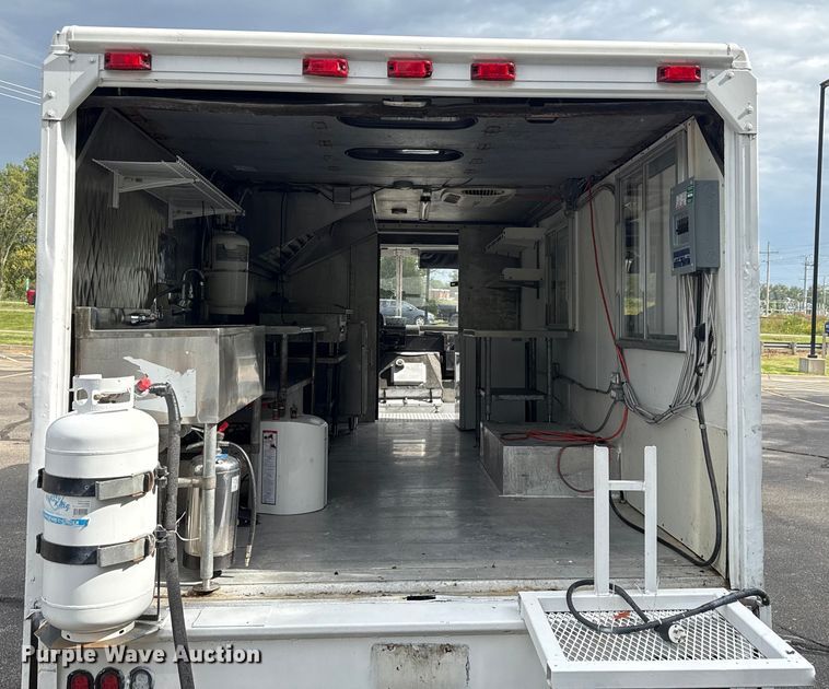 image for item OJ9929 2006 Ford E450 food truck