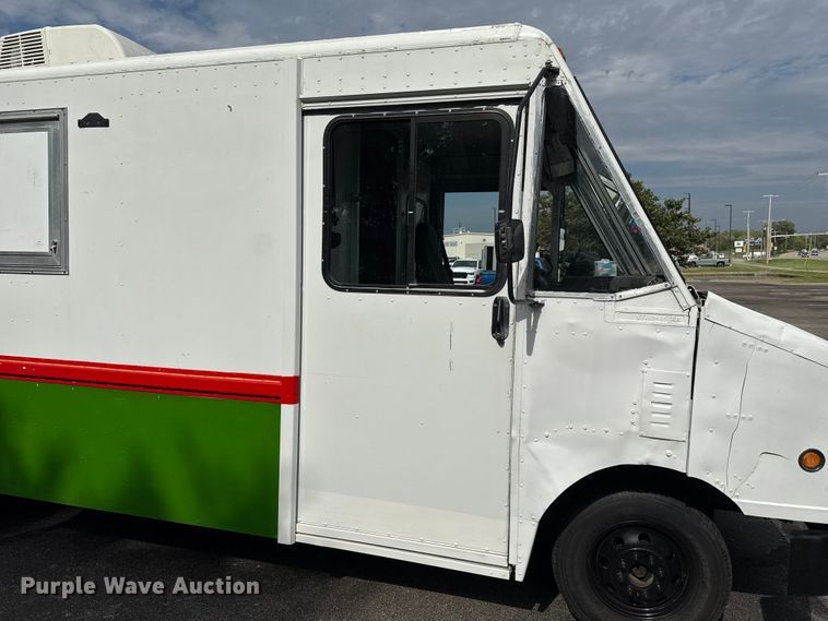 image for item OJ9929 2006 Ford E450 food truck