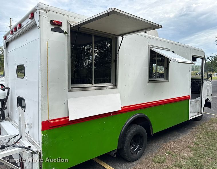 image for item OJ9929 2006 Ford E450 food truck