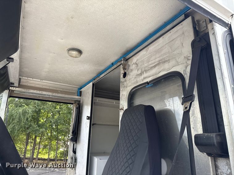 image for item OJ9929 2006 Ford E450 food truck