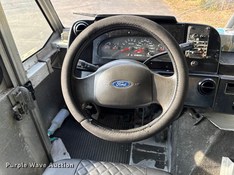 image for item OJ9929 2006 Ford E450 food truck