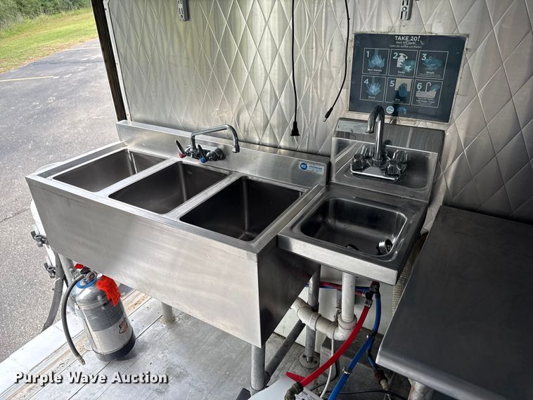 image for item OJ9929 2006 Ford E450 food truck