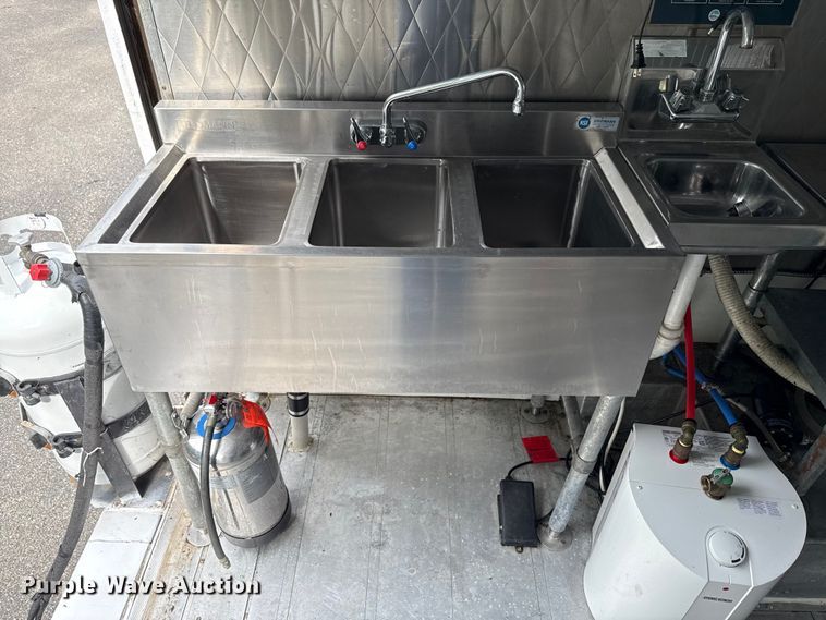 image for item OJ9929 2006 Ford E450 food truck