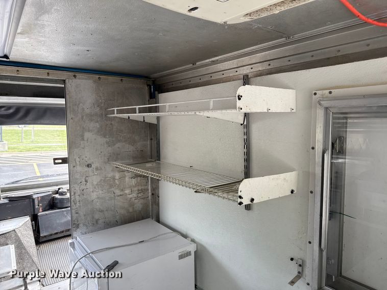 image for item OJ9929 2006 Ford E450 food truck