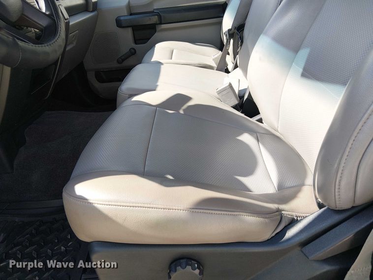 image for item YA1095 2019 Ford F250 XL Super Duty Crew Cab pickup truck