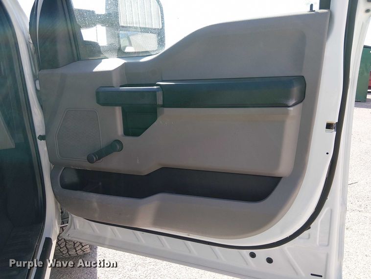 image for item YA1095 2019 Ford F250 XL Super Duty Crew Cab pickup truck