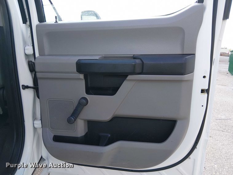 image for item YA1095 2019 Ford F250 XL Super Duty Crew Cab pickup truck