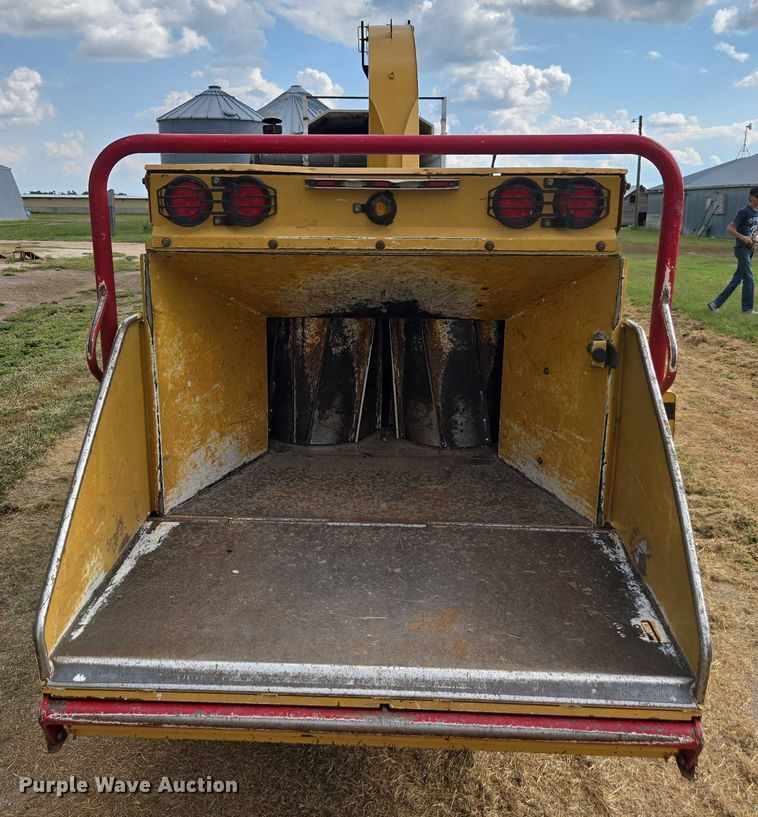 image for item DE2199 2011 Vermeer BC1500 wood chipper