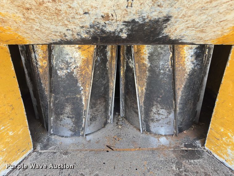 image for item DE2199 2011 Vermeer BC1500 wood chipper