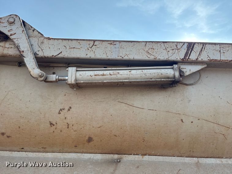 image for item DJ7781 2003 Trail King SHR-32 end dump trailer