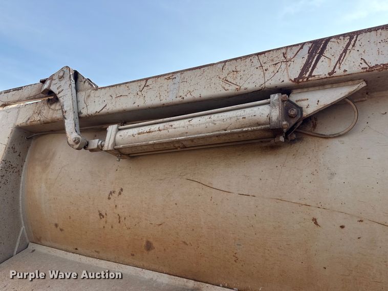 image for item DJ7781 2003 Trail King SHR-32 end dump trailer