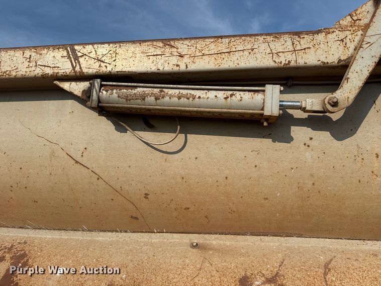 image for item DJ7781 2003 Trail King SHR-32 end dump trailer